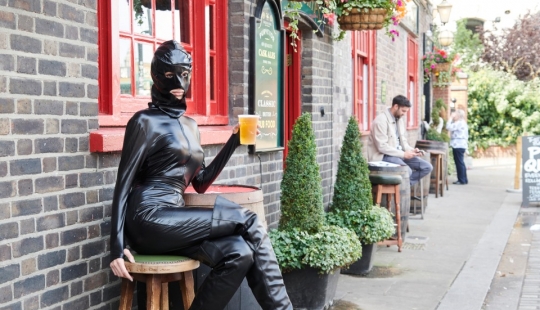 The model walked the streets of London in a provocative outfit, like Kim Kardashian The model walked the streets of London in a provocative outfit, like Kim Kardashian