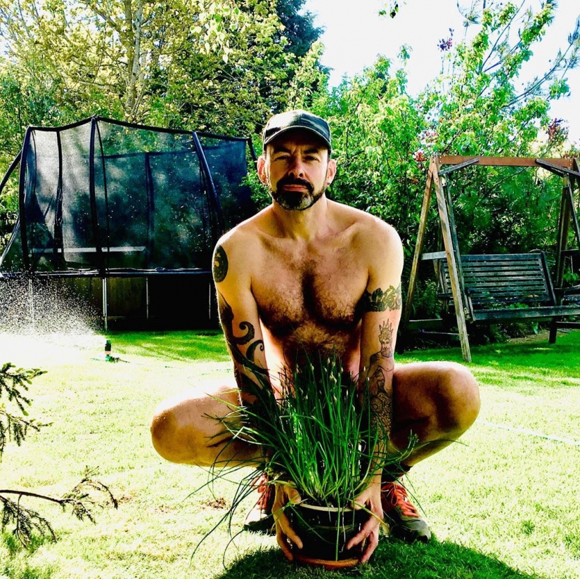 The most creative photos of the network flash mob World Day of the Naked Gardener