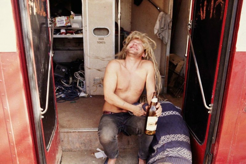 The nomadic life of the Ravers of the 1990s in the lens of Tom Hunter
