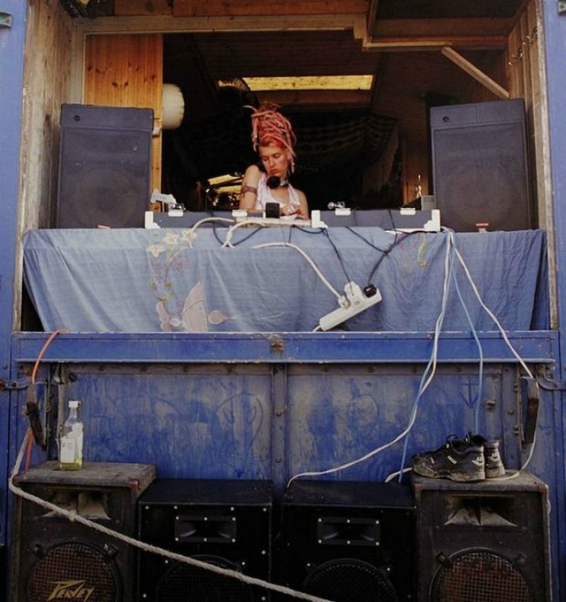 The nomadic life of the Ravers of the 1990s in the lens of Tom Hunter
