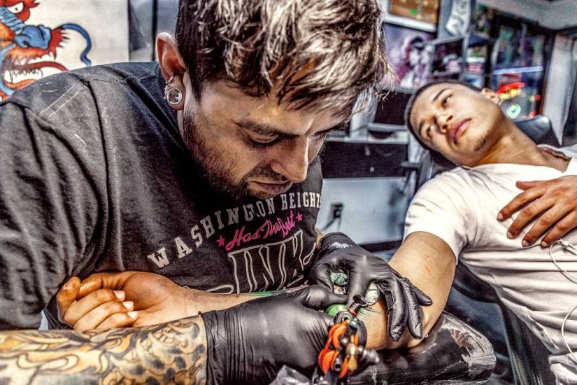The pain and serenity of the tattooing process in the photos of Ann Baloch Laver
