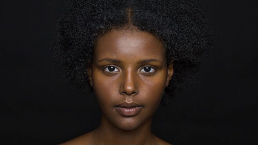 The photographer takes close-ups of women from different ethnic groups to show the unique beauty of each nation