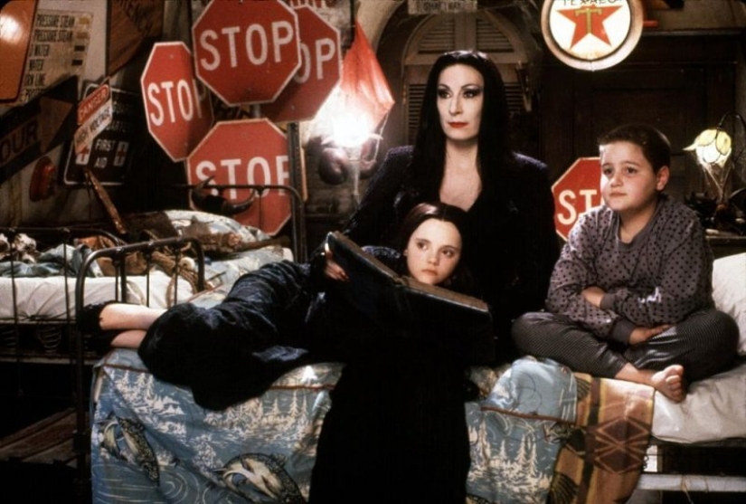 The sweet charm of black humor: unknown facts about the history of the Addams family