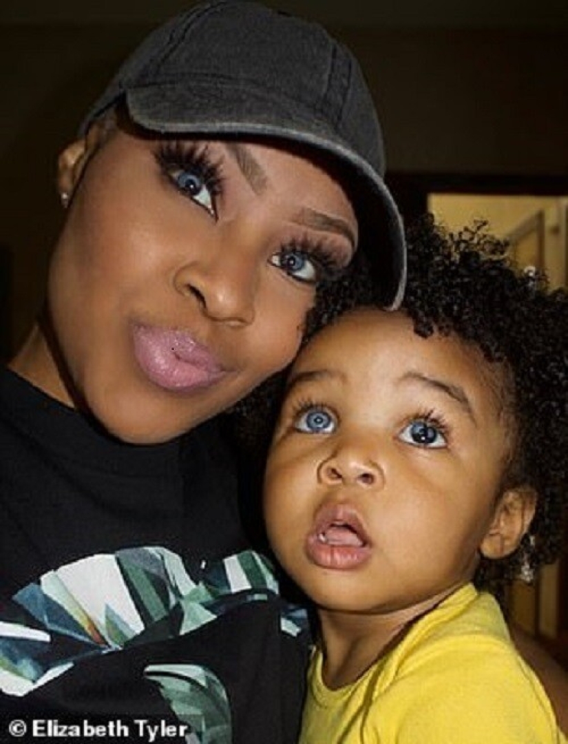 This American woman and her little son conquered the Internet with their unusual eyes