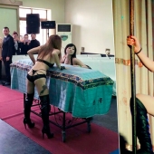 To die, so with music: a strange tradition of striptease at funerals