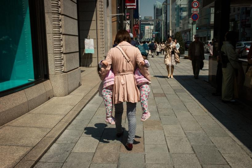 To see the amazing in the ordinary: what is the secret of Shin Noguchi's wonderful street photos
