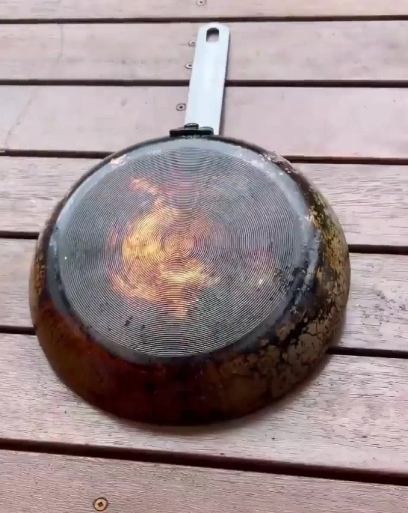 To shine: a new life hack for cleaning frying pans has caused delight on the Web