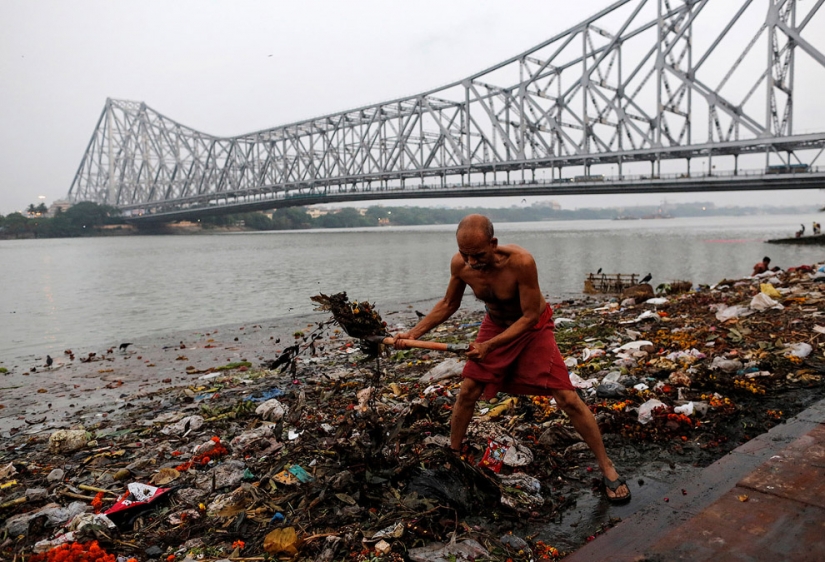 Todos los colores de la suciedad: cómo los indios matan el sagrado río Ganges