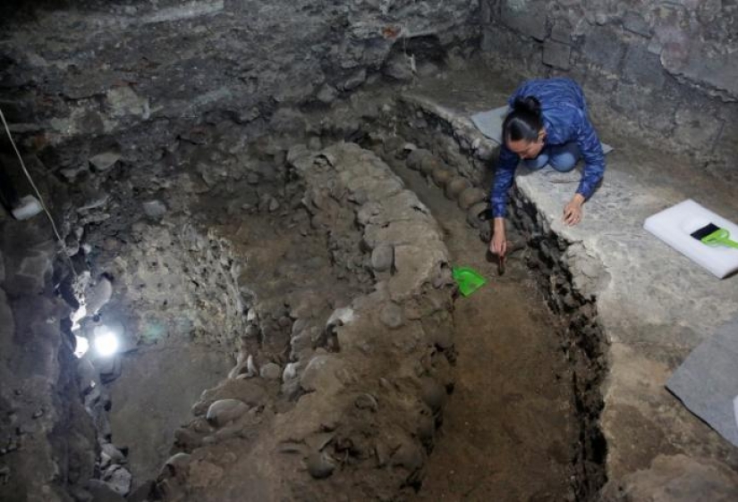 Torre azteca hecha de cráneos humanos descubierta en la Ciudad de México