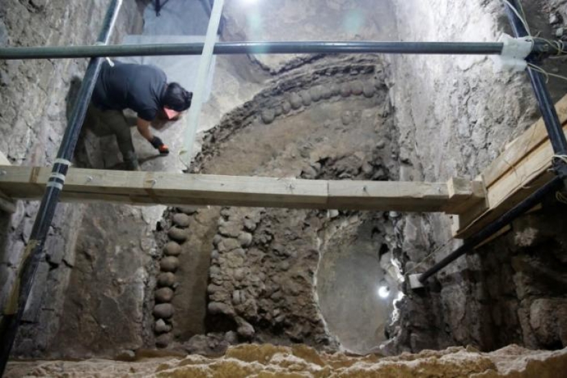 Torre azteca hecha de cráneos humanos descubierta en la Ciudad de México
