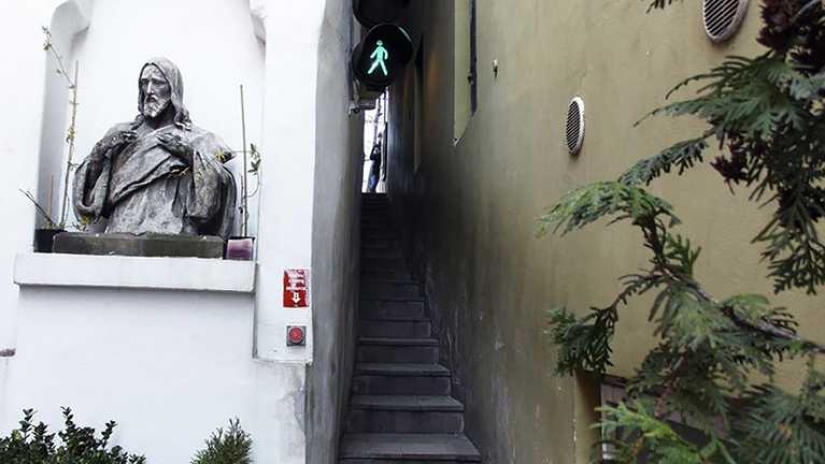 Two will not miss each other: the narrowest street in Prague, equipped with a traffic light