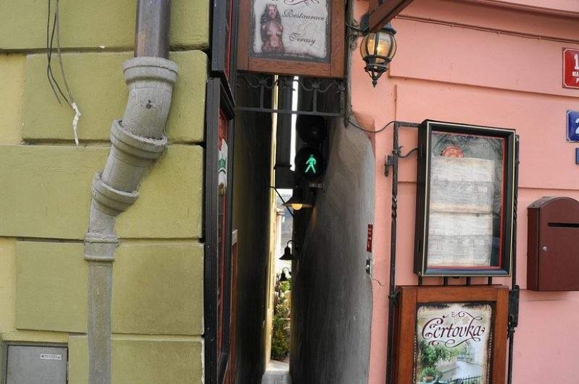 Two will not miss each other: the narrowest street in Prague, equipped with a traffic light