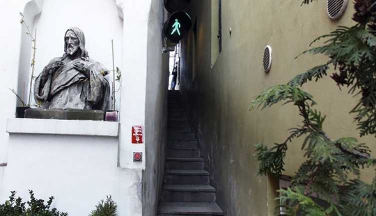 Two will not miss each other: the narrowest street in Prague, equipped with a traffic light