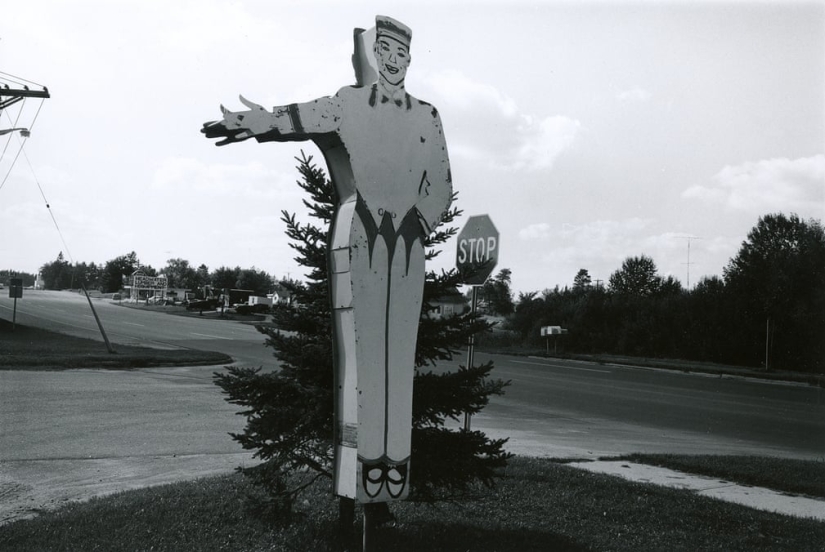 Typical American roadside monuments - in photographs