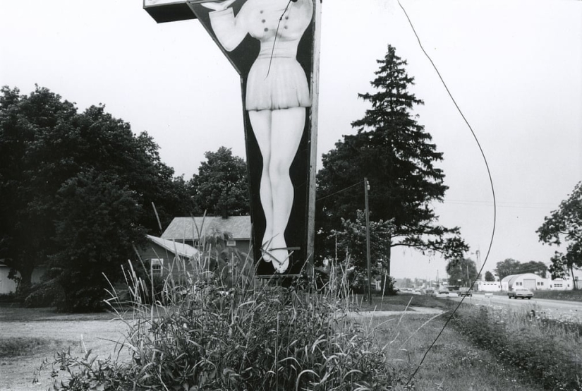 Typical American roadside monuments - in photographs