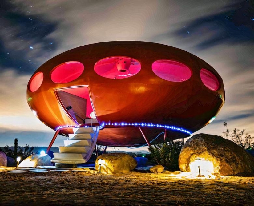 UFO Night in the Desert in glamping Area 55 Futuro House