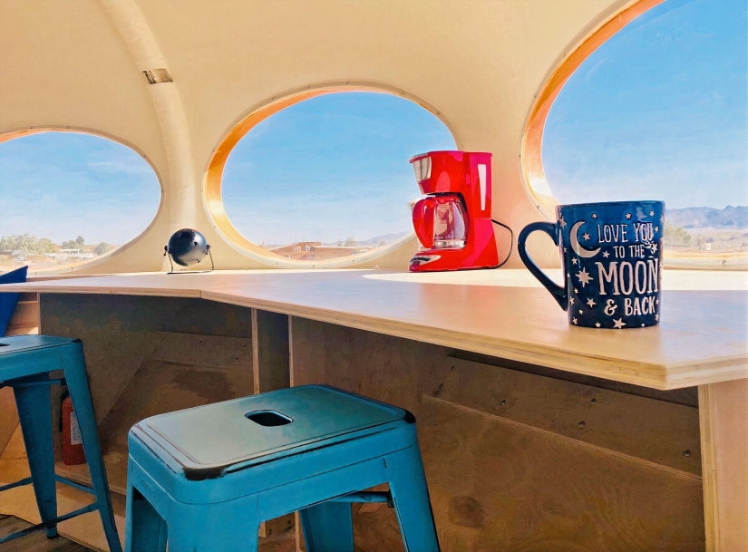 UFO Night in the Desert in glamping Area 55 Futuro House