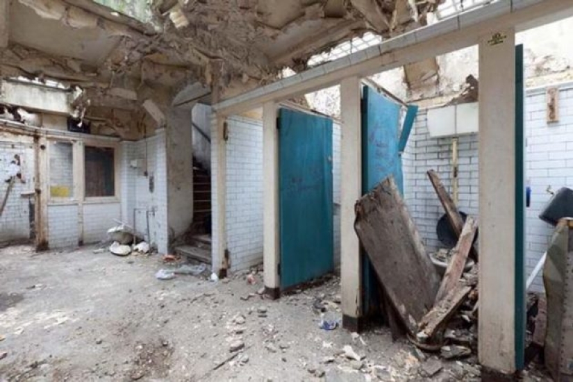 Un arquitecto de Inglaterra convirtió un baño público abandonado en la casa de sus sueños