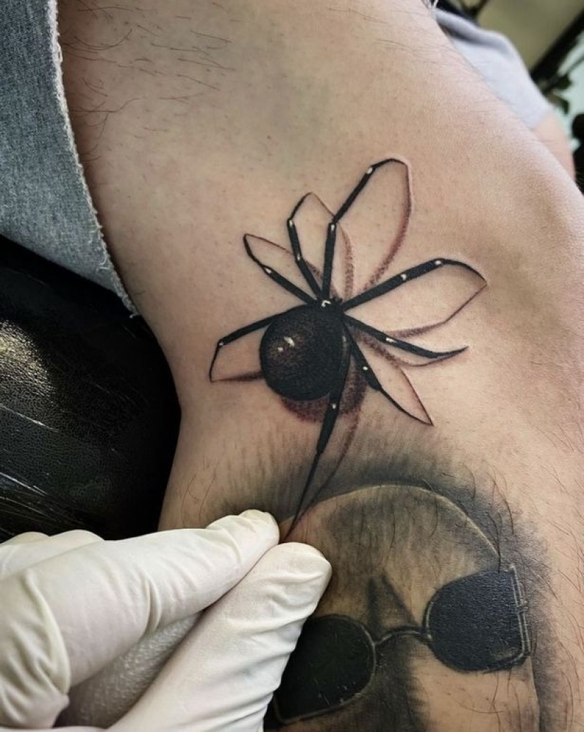 Un artista del tatuaje de los EE.UU. impresiona con una nueva tendencia: un dibujo en 3D de una araña venenosa