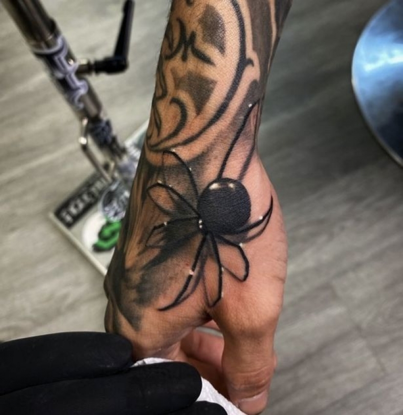 Un artista del tatuaje de los EE.UU. impresiona con una nueva tendencia: un dibujo en 3D de una araña venenosa