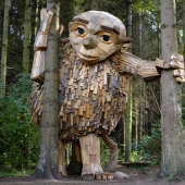 Un artista ha dibujado un mapa del tesoro y escondido amigables gigantes en los bosques de Copenhague