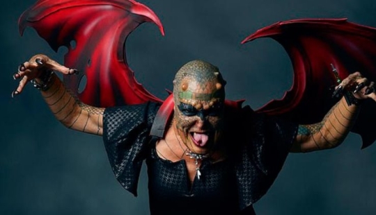 Un banquero de los EE.UU. pagó 6 millones para cambiar su vida y convertirse en un"reptiloide"