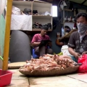 Un empresario indonesio fabrica botas de cuero con las sobras de muslos de pollo