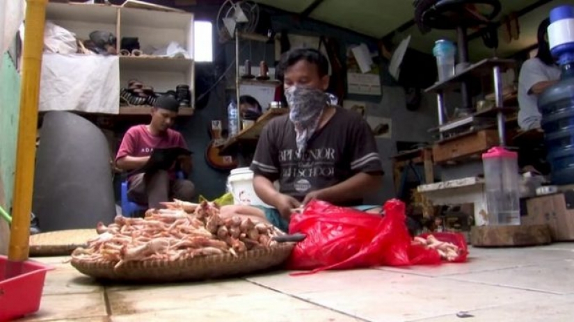 Un empresario indonesio fabrica botas de cuero con las sobras de muslos de pollo
