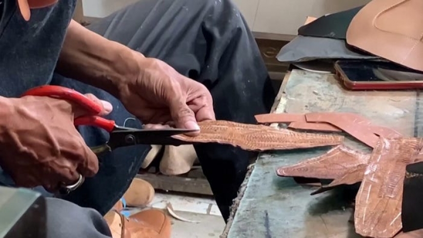 Un empresario indonesio fabrica botas de cuero con las sobras de muslos de pollo