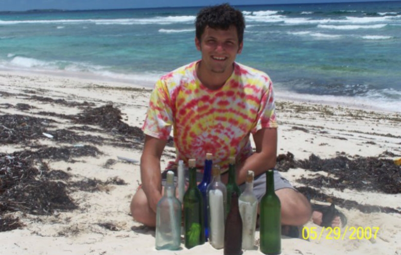 Un estadounidense renunció a su trabajo para pasear por las playas y buscar notas en botellas