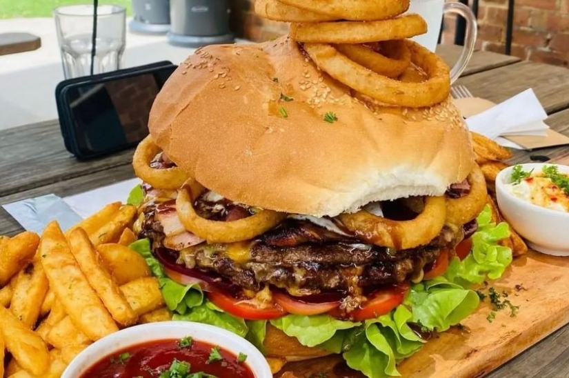 Un hombre australiano rompió un récord al comer una hamburguesa de 5 kilogramos en media hora y comerla con postre