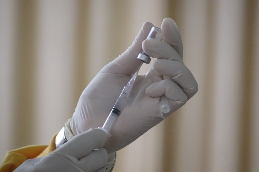 Un hombre con nombres falsos fue vacunado contra el coronavirus 10 veces al día