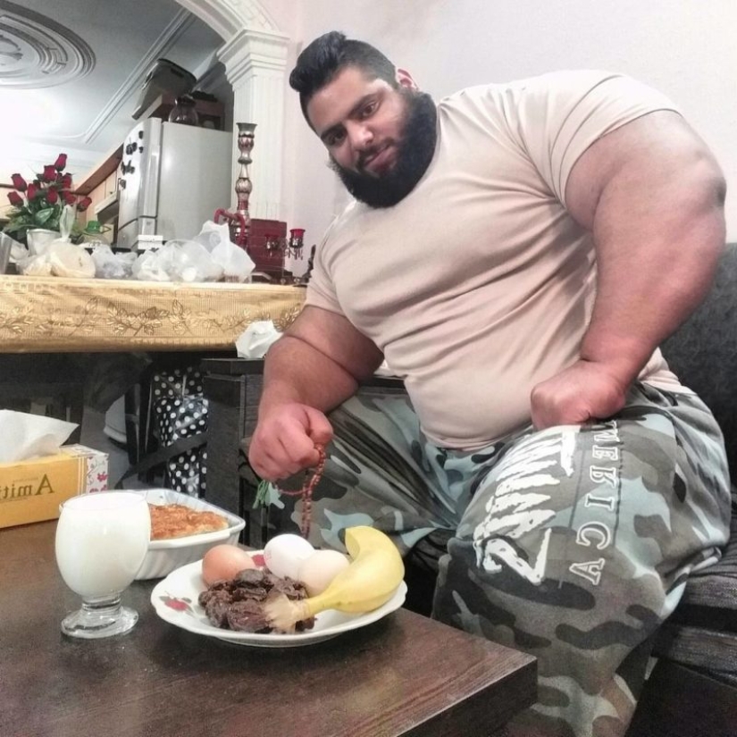 Un hombre del tamaño de un tren: El "Hulk iraní" comparte detalles de su vida y va a MMA
