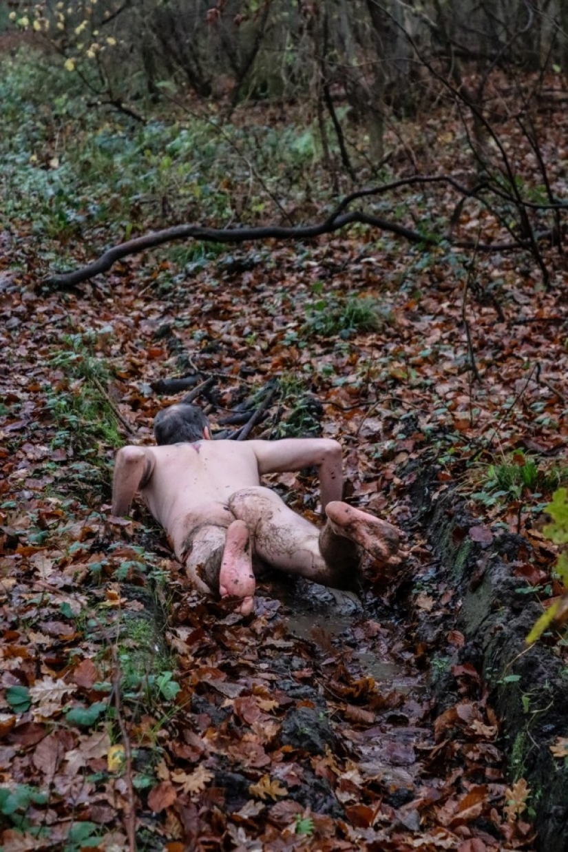 Un par de nudistas desde el reino unido divertido hacer fotos en el bosque, luchando con el estrés durante una pandemia