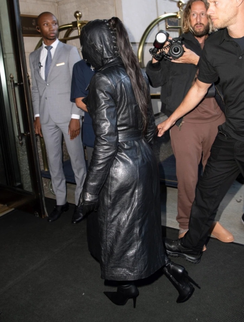 Un paseo al estilo BDSM: Kim Kardashian caminó por Nueva York con una máscara de cuero