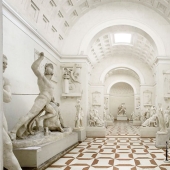 Un turista se acostó para hacerse una selfie en un museo italiano y rompió los dedos de una escultura de 200 años de antigüedad