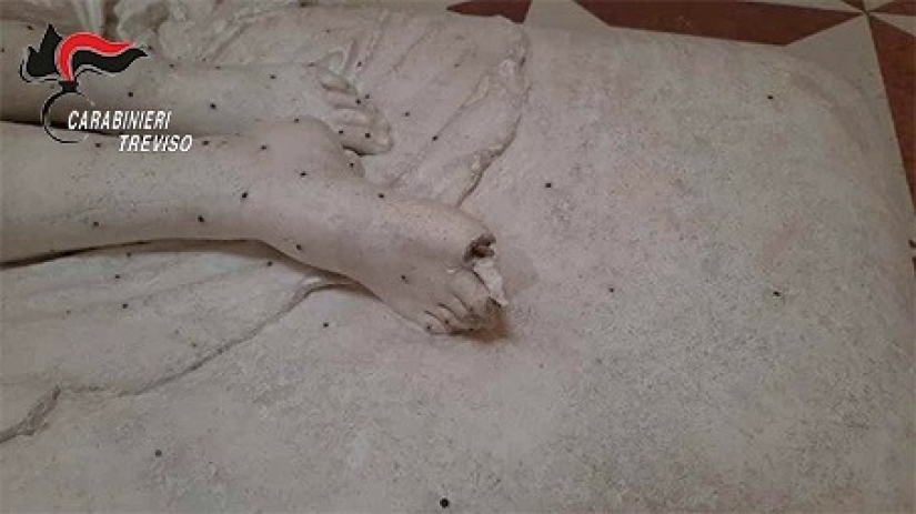 Un turista se acostó para hacerse una selfie en un museo italiano y rompió los dedos de una escultura de 200 años de antigüedad