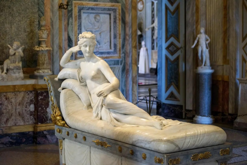 Un turista se acostó para hacerse una selfie en un museo italiano y rompió los dedos de una escultura de 200 años de antigüedad