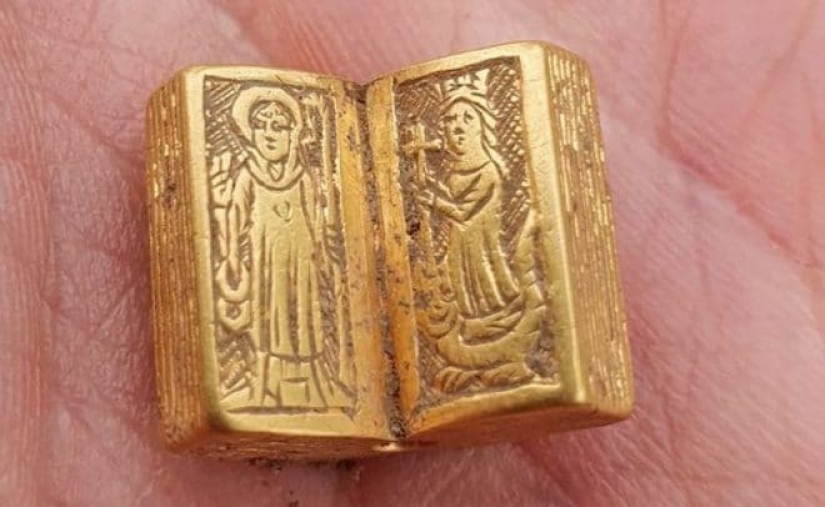 Una Biblia en miniatura del siglo 15 hecha de oro puro se ha encontrado en el Reino Unido