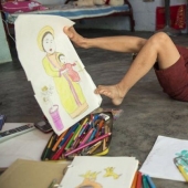 Una chica discapacitada de Vietnam dibuja sus sueños con sus pies