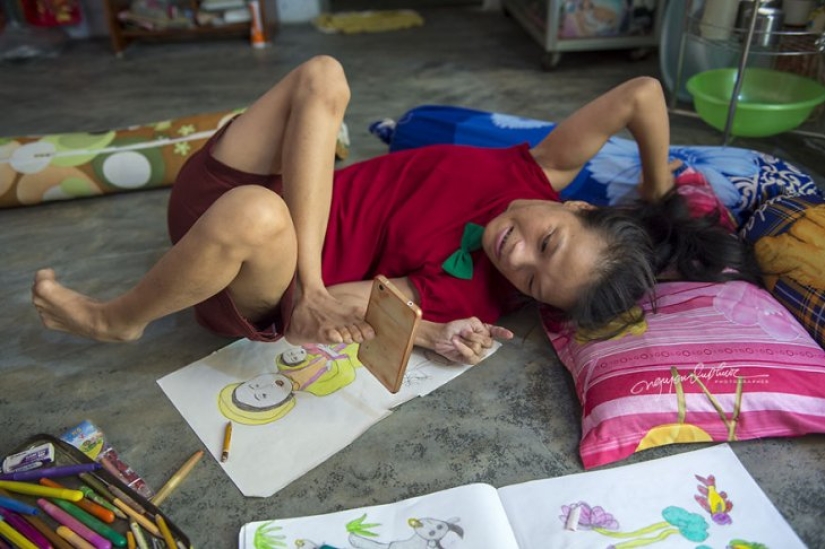 Una chica discapacitada de Vietnam dibuja sus sueños con sus pies