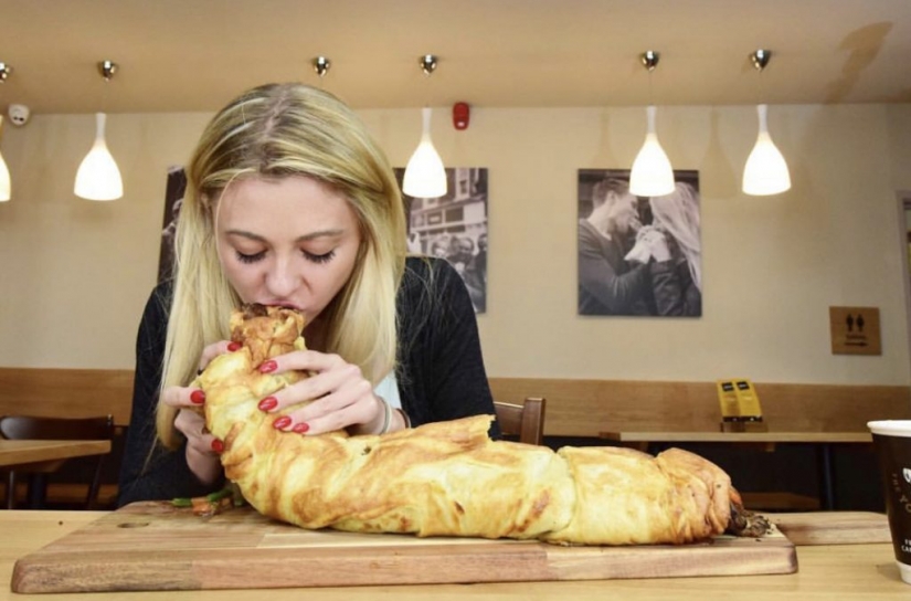 Una chica frágil de Gran Bretaña que devora megaciudades de comida rápida