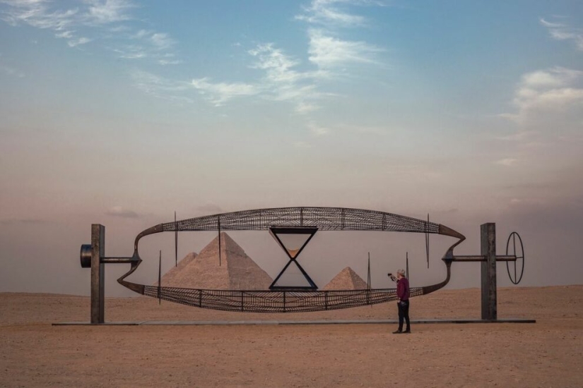 Una exposición de arte contemporáneo se celebra cerca de las pirámides egipcias por primera vez en la historia