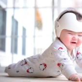 Una extraña novedad china: un casco para corregir la forma de la cabeza en los recién nacidos