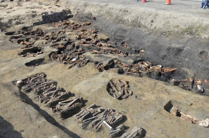 Una fosa común con miles de esqueletos retorcidos en pequeños nichos ha sido descubierta en Japón