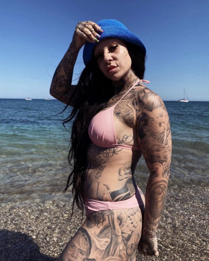Una modelo de España se hizo el primer tatuaje a los 15 años y decidió pintar todo el cuerpo con la ayuda de su marido