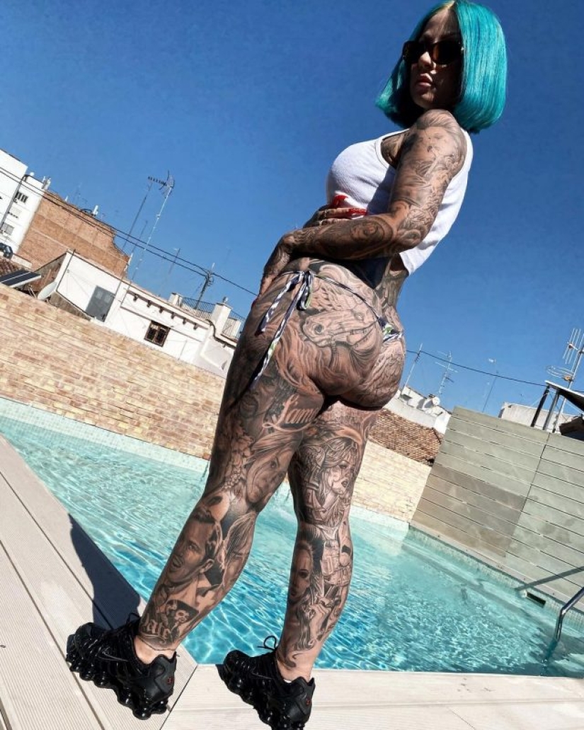 Una modelo de España se hizo el primer tatuaje a los 15 años y decidió pintar todo el cuerpo con la ayuda de su marido