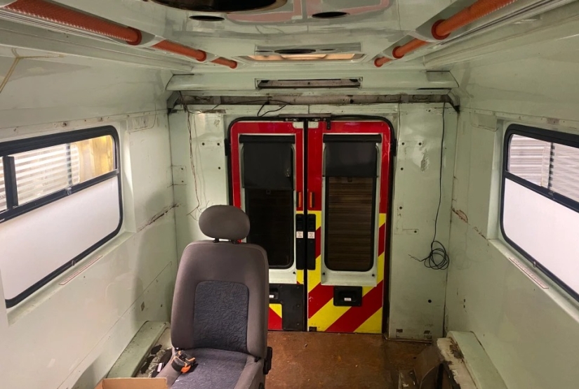Una mujer británica ha pagado sus deudas convirtiendo viejas ambulancias en impresionantes casas móviles