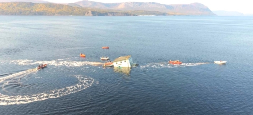 Una pareja de Canadá transportó la casa de sus sueños nadando a través del lago en una balsa casera