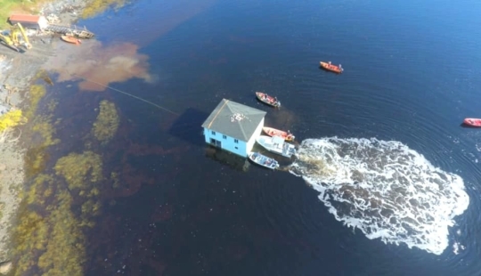 Una pareja de Canadá transportó la casa de sus sueños nadando a través del lago en una balsa casera